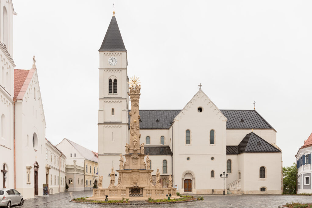 SZMF és Szentháromság szobor2